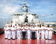 Philippine navy officers and sailors visit Frigate 015-Tran Hung Dao